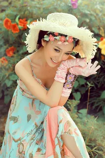 坐在花园里低头笑的美女 坐在花园里低头笑的美女