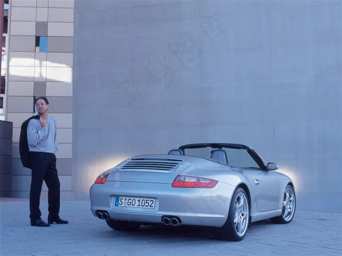 银色保时捷911Carrera997跑车与男人