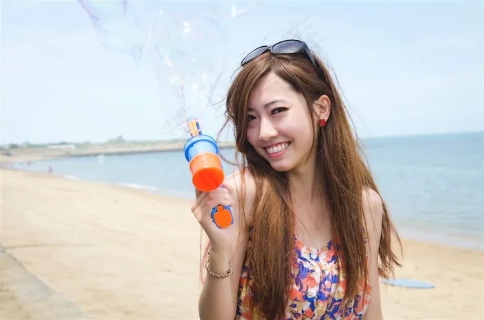 邻家女孩双胞胎姐妹大小乔沙滩写真素材图片