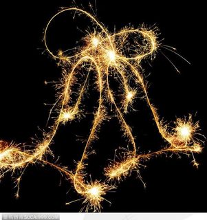 夜空中燃放的烟火鞭