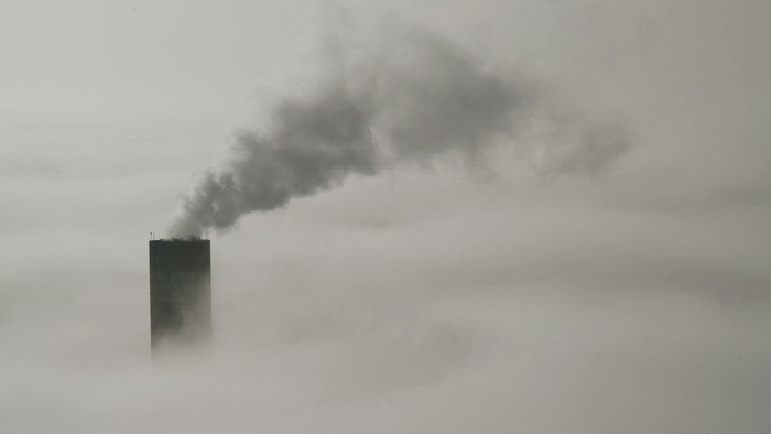 云层之上的工业烟囱与环境污染