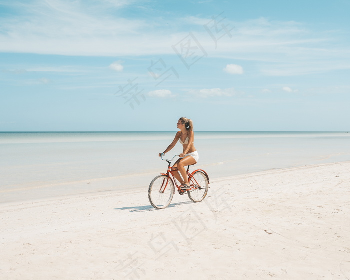 海滩比基尼美女图片