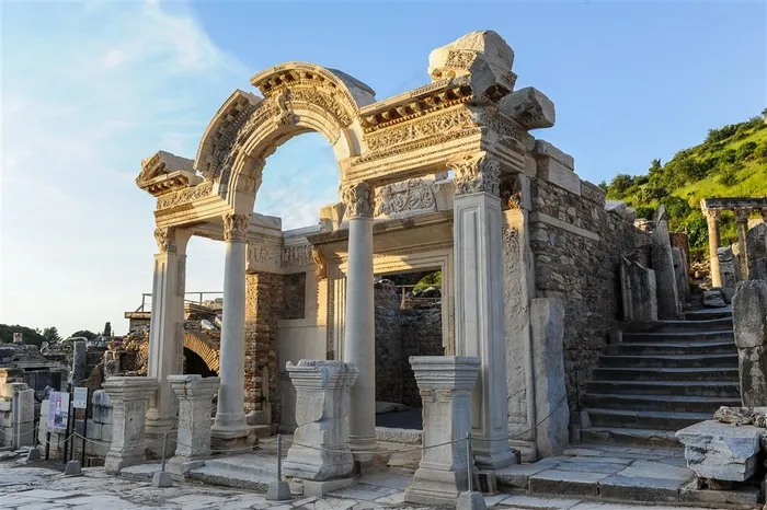 夕阳下的欧洲古建筑奇观哈德良神庙遗址