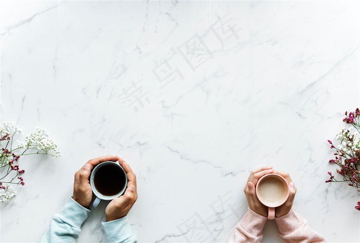 情侣双手握咖啡的背景图