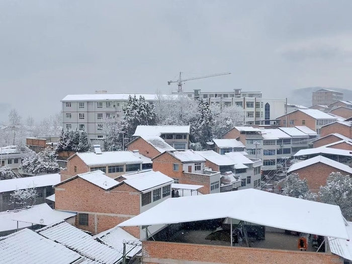 雪落在屋顶高清风景图