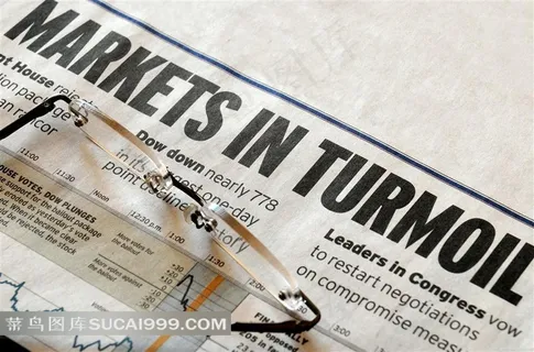 英文报纸上放着一副眼镜 英文报纸上放着一副眼镜