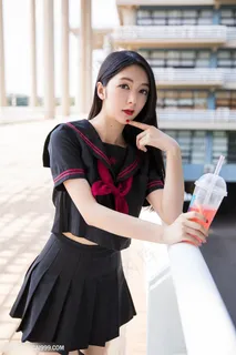 喝饮料的高清性感超短裙美女图片 喝饮料的高清性感超短裙美女图片