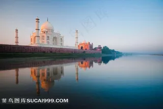 泰姬陵建筑和湖泊高清图片