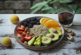 美食水果拼盘早餐沙拉咖啡，牛油果香蕉草莓奇异果果汁摄影图