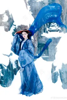 佛像旁的古装汉服美女图片