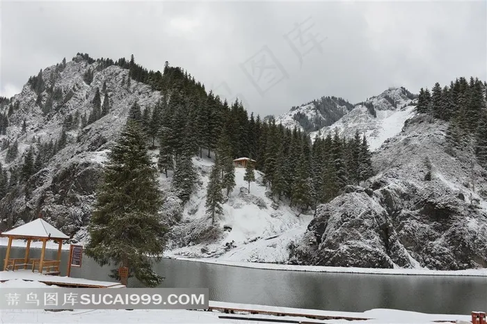 新疆天山大峡谷湖泊雪景摄影素材