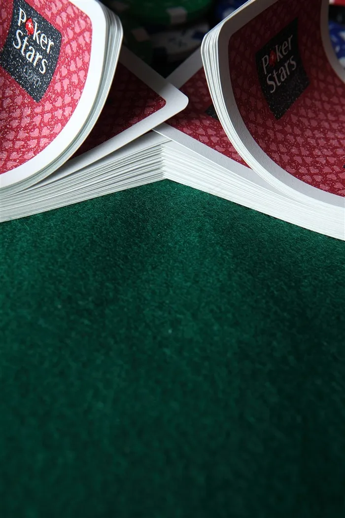 绿桌子上的红牌