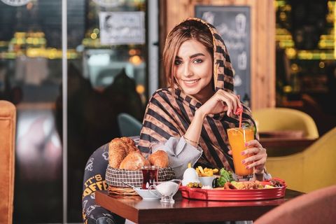 餐厅就餐美女图片