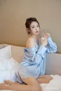 盘起头发的*美女刘奕宁写真图片