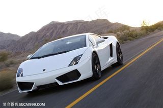 超级跑车-公路上行驶的白色兰博基尼