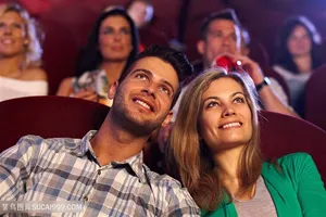 电影院看电影的开心情侣高清图片