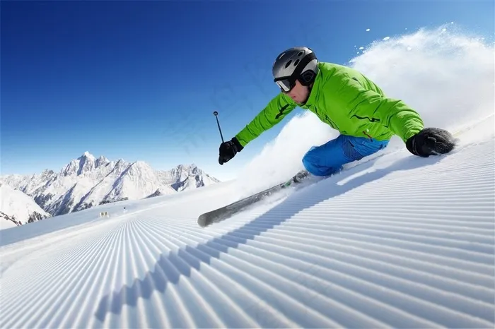蓝天下的雪山和滑雪的男士高清图片