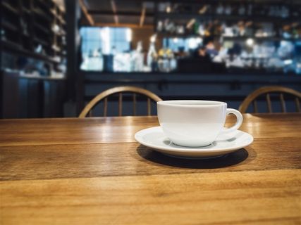 原木色餐桌上的小杯子高清摄影