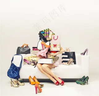 疯狂消费的时尚美女