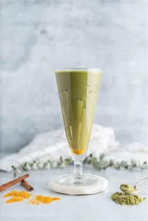 一杯草绿色香草奶茶