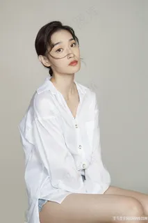 女星张馨比白衬衣气质写真图片 女星张馨比白衬衣气质写真图片