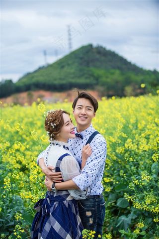 情侣在田园里婚纱样片