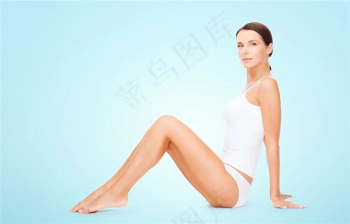屈膝仰坐手撑地的美女高清图片