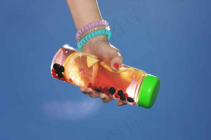 拿水杯的手图片