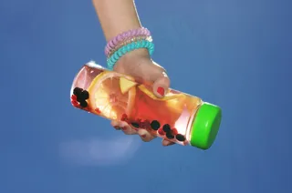 拿水杯的手图片