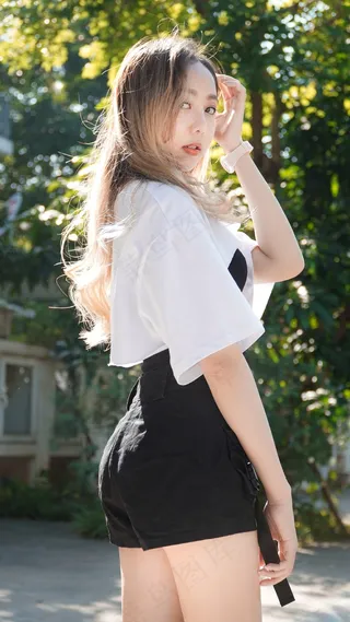 性感丰臀短裤美女图片