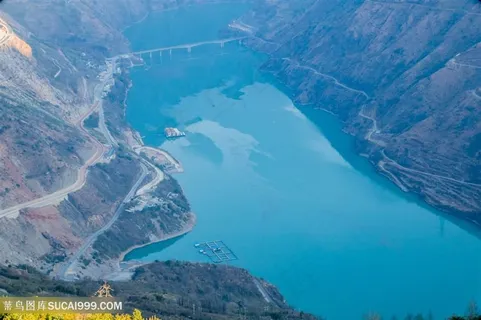 一弯绿如碧玉的江水