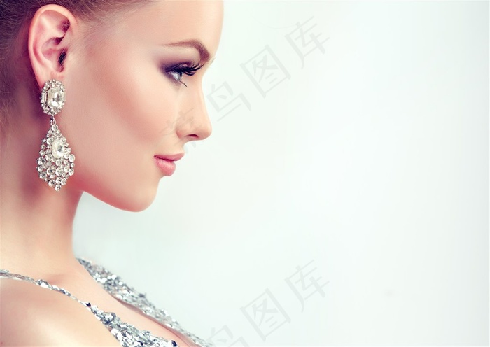 戴着宝石耳坠的美女侧脸高清图