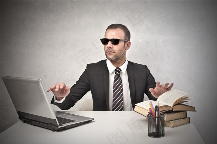 戴着墨镜的外国男人