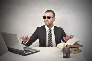 戴着墨镜的外国男人