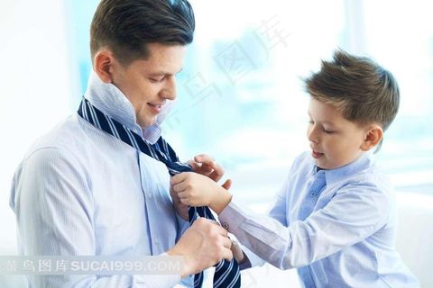 帮爸爸系领带的孩子家庭图片