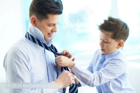 帮爸爸系领带的孩子家庭图片