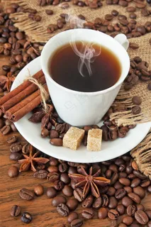 桌子上美味的咖啡