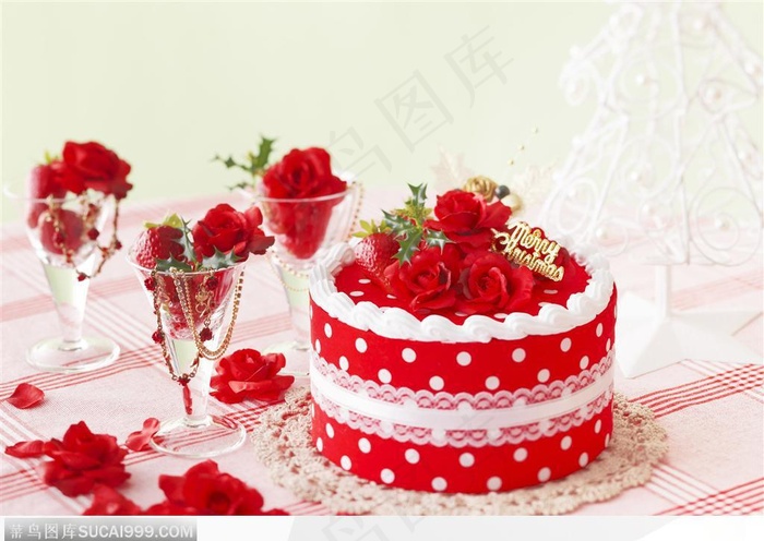 酒杯 红色的玫瑰和红色的蛋糕