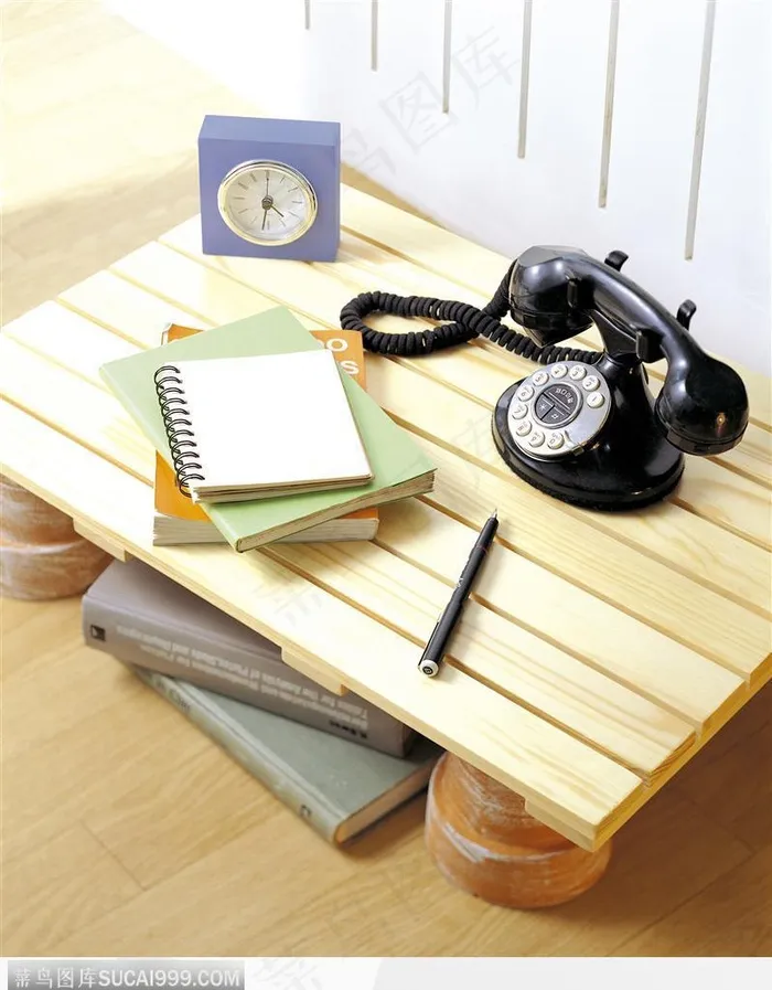 生活用品-木桌上的电话与记事本