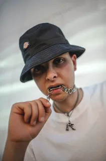 黑色渔夫帽帅哥图片