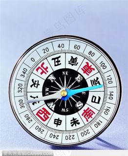 树立放着的指南针