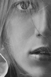 半脸黑白美女图片