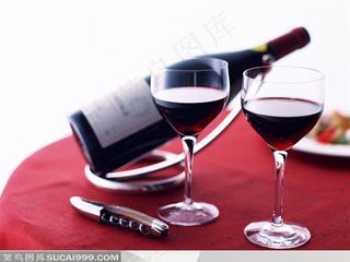 桌上的红酒和红酒杯