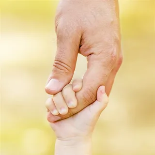 父亲牵着宝宝的手高清图片