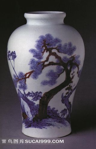 中国传统山水画松树图案瓷瓶高清素材
