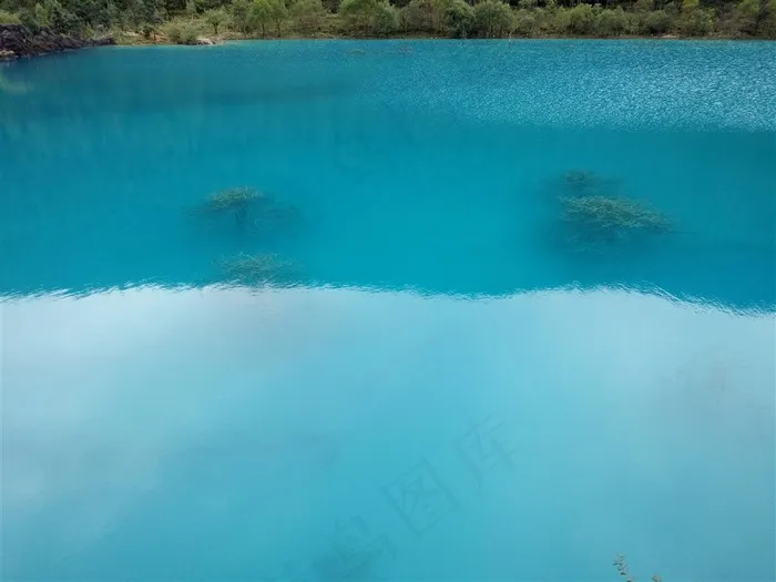 一湖碧水涟漪
