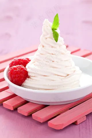 冰淇淋蛋糕美食图片