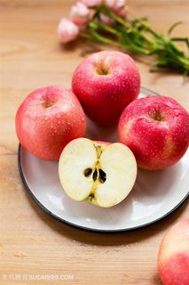 一盘新鲜的苹果摄影图片