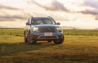 黄昏草原上的广汽传祺GS8