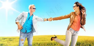 开心旅游的情侣图